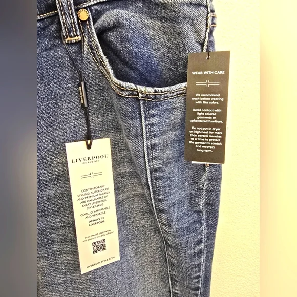 NWT Liverpool Ladies Hannah Flare Wide Medium Wash Denim Jeans - Picture 7 of 10